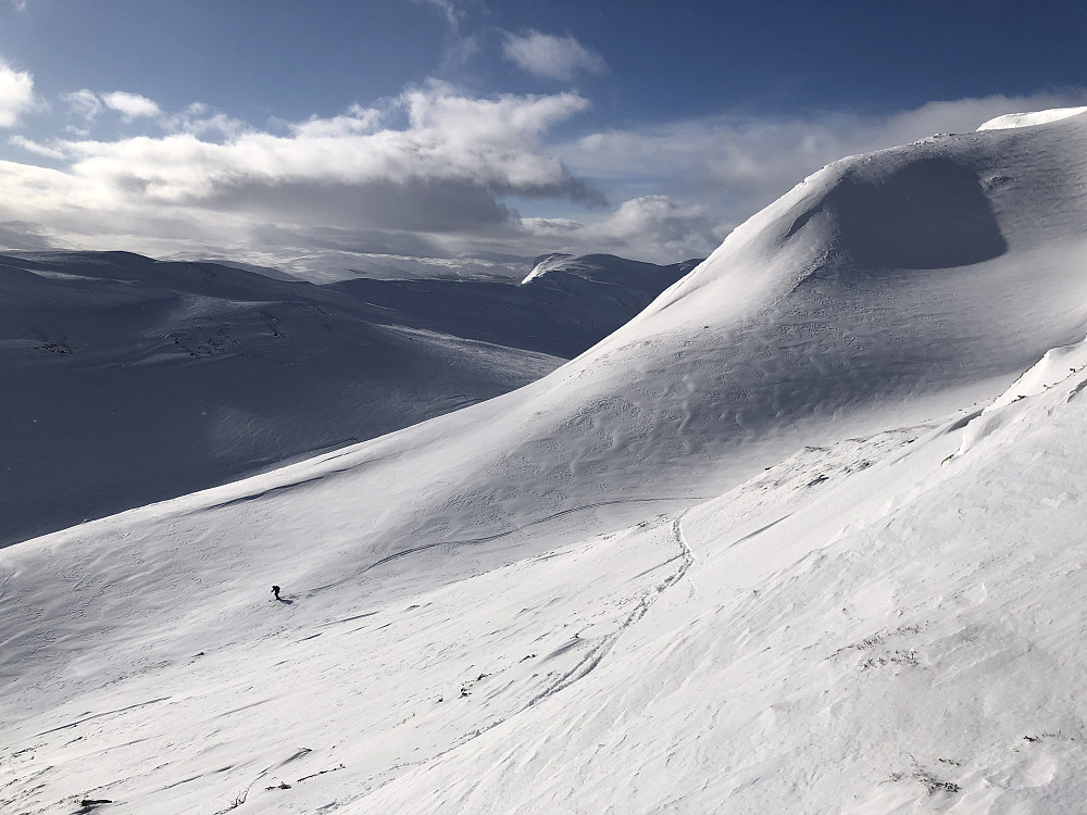 Deilig kjøring, vest for Tverrnakken Søre, på vei ned i Svindalen.