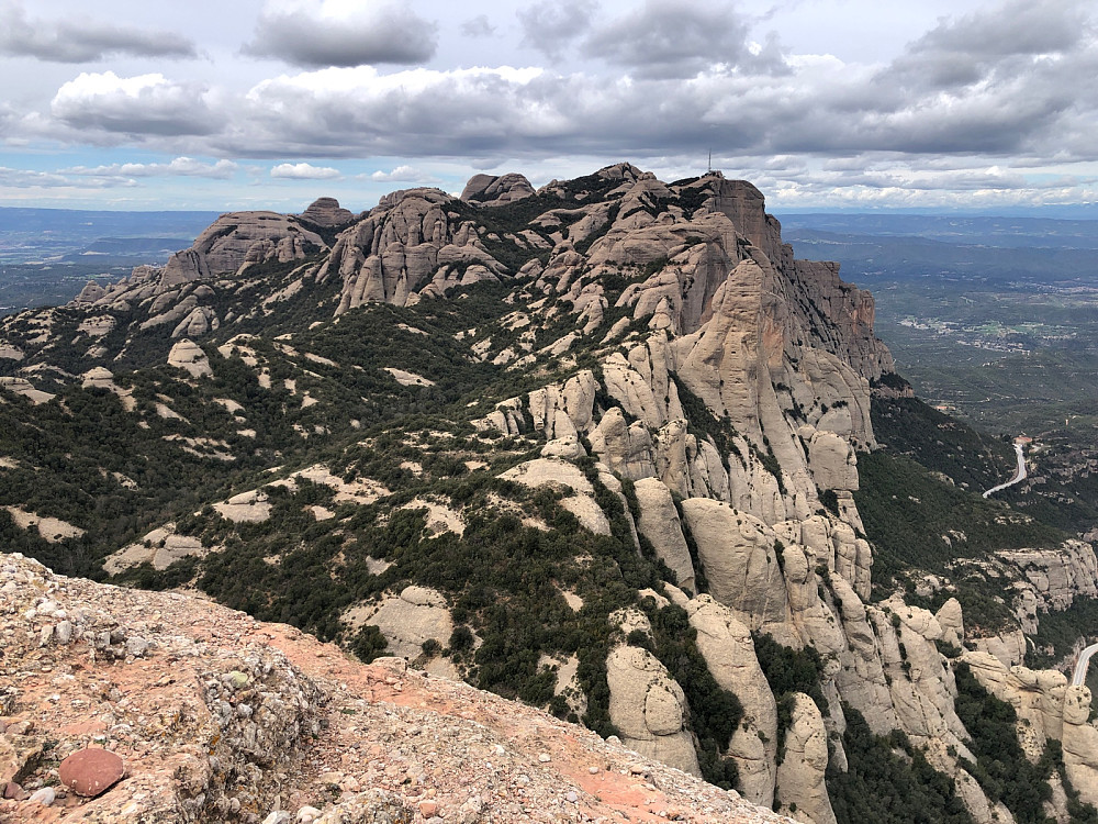 Utsikt langs fjellkeden, med El Moro 1205moh med mast på, og kanskje Motserrat på 1236 bak noe til venstre(?).