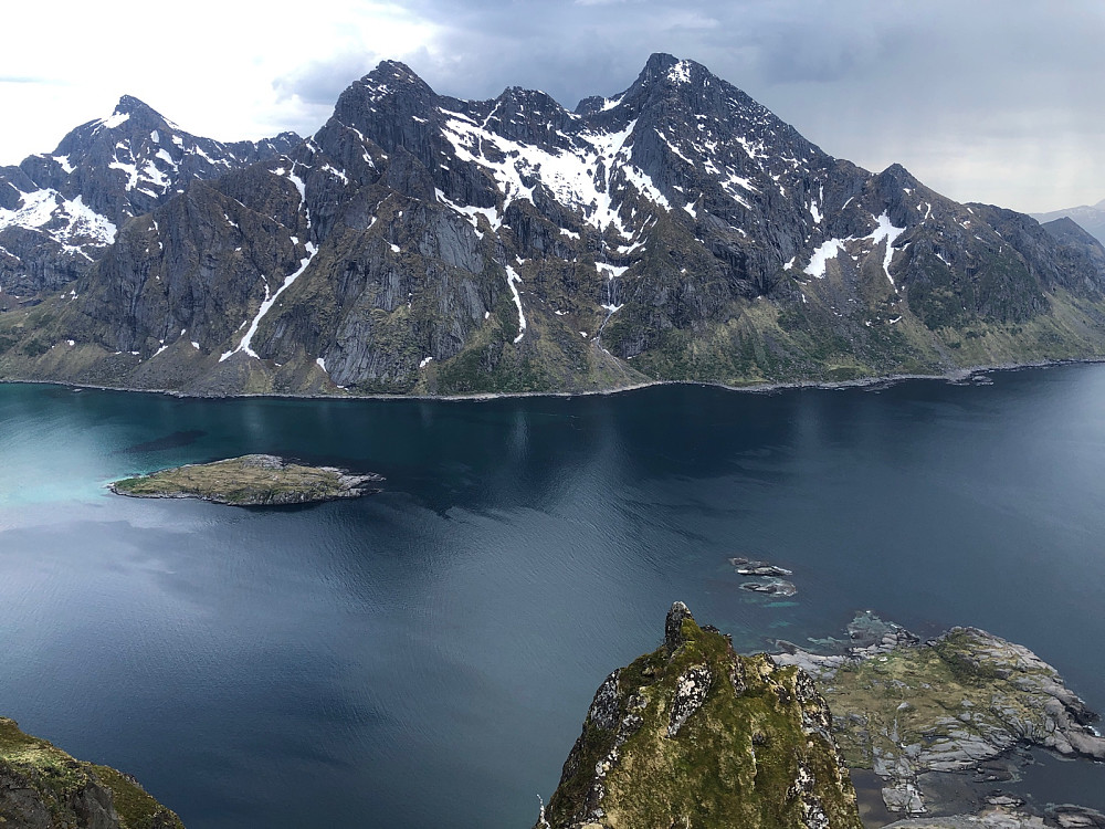 Ned i Steinsfjorden, Himmeltind bak til høyre.