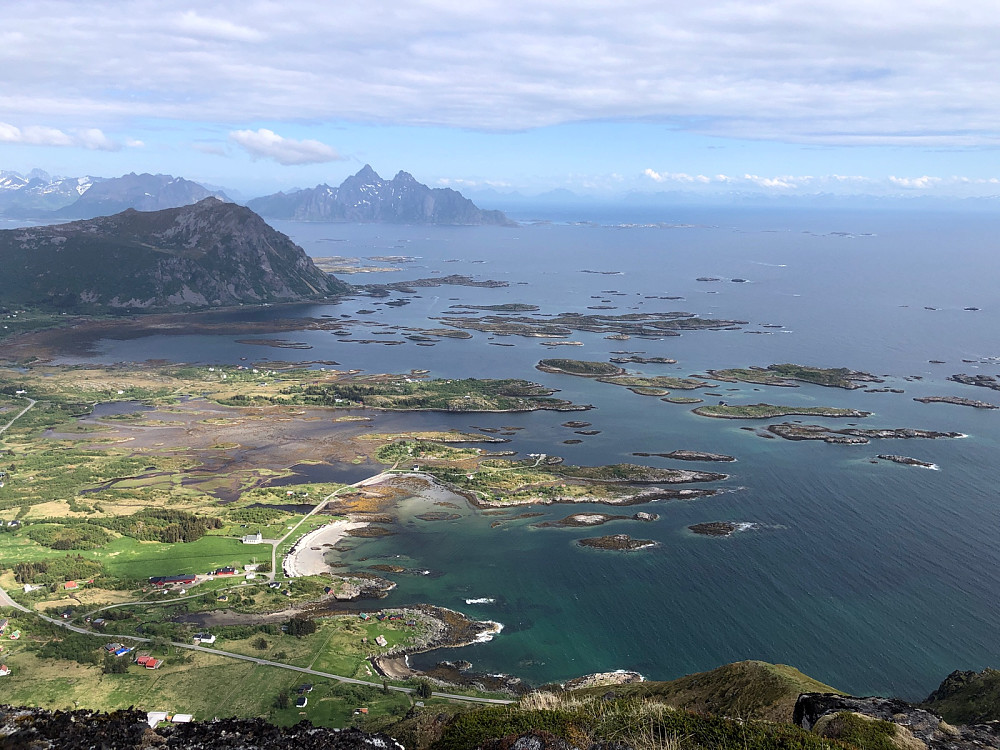 Utsikt mot øst, med bl.a. Henningsvær.