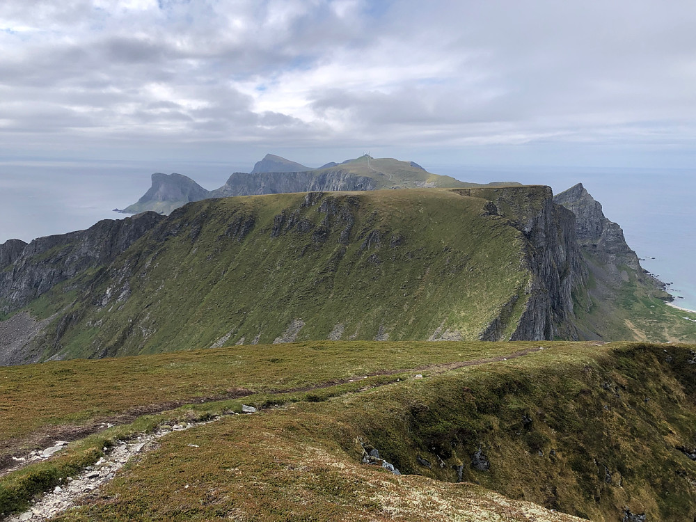 Værøy sett fra oppunder Nordlandsnupen