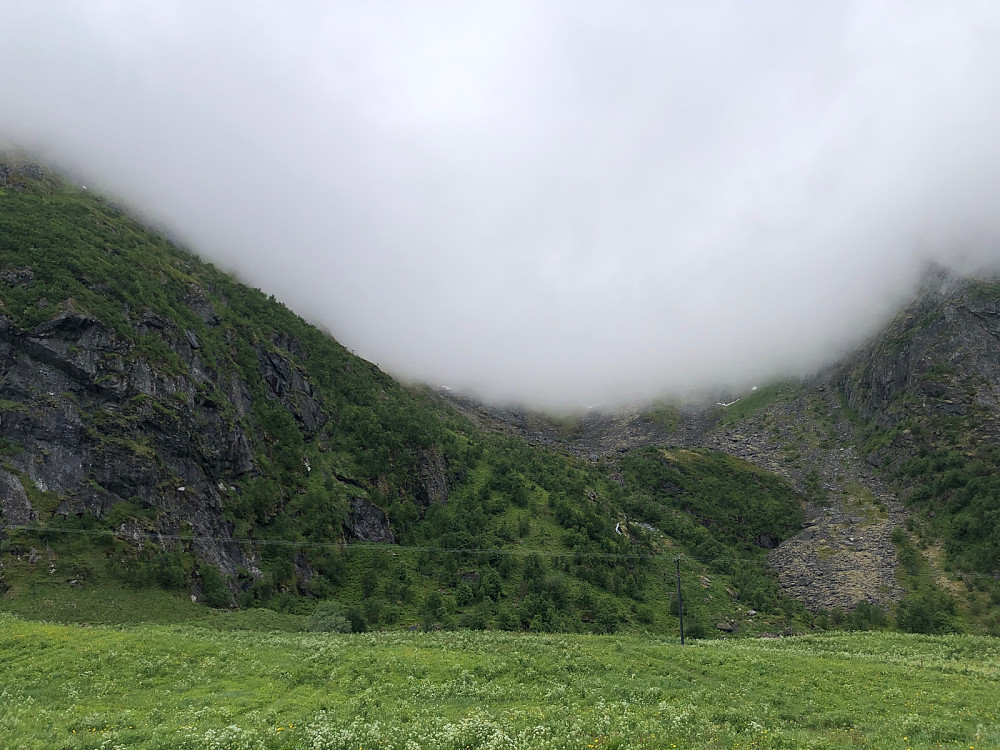 Så var skodda atter tett som grøt.