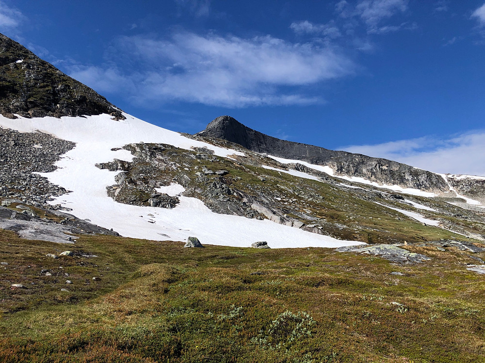 Oppgangen min gikk langs den tynne snøstripa opp til ryggen, helt til høyre i bildet.