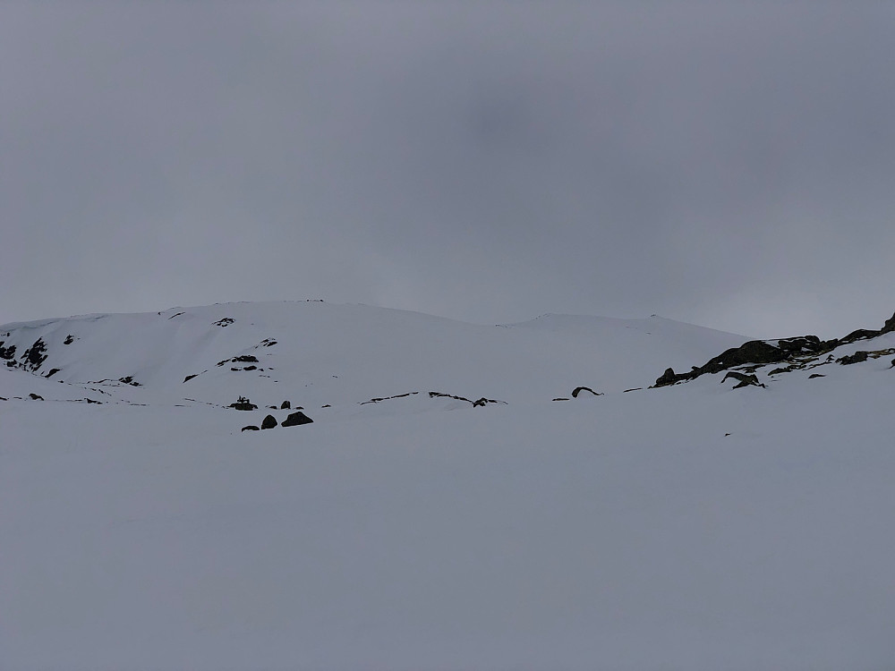 Bak til høyre i bildet skimtes en knaus, ca. 250 meter før selve toppen