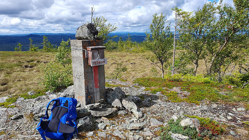 Kleivfjellet 574 moh. Betongsøyle for landmålingsobservasjoner.