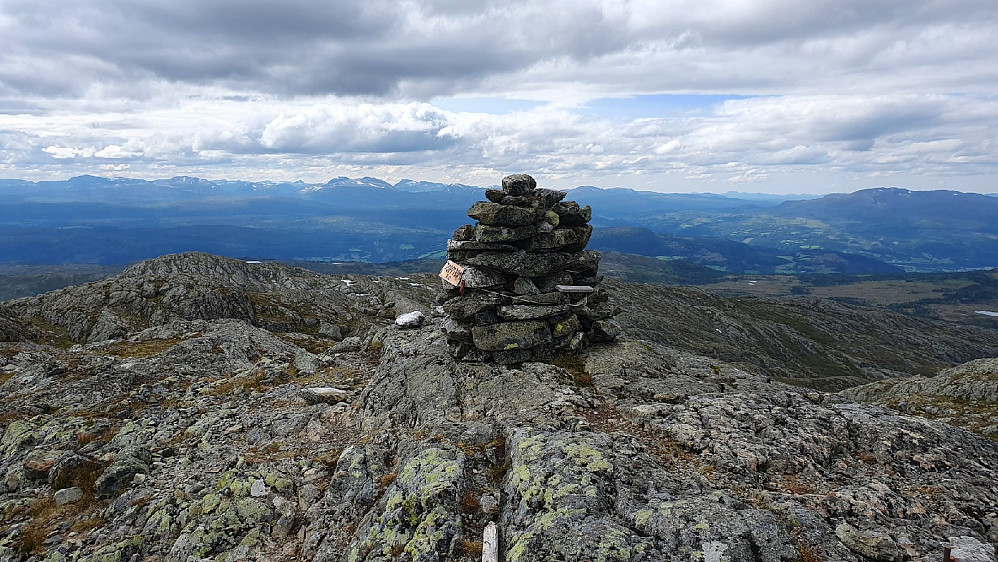Varden og trigpunktet på Ilfjellet. Trollheimen bak.