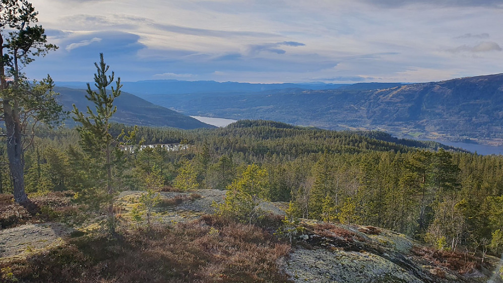 Utsikt fra vesle Blodfjell mot alpinbakkene og Gaustatoppen bakerst