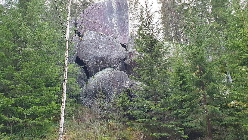 Trollkjerka. Store steiner man kan gå i mellom.