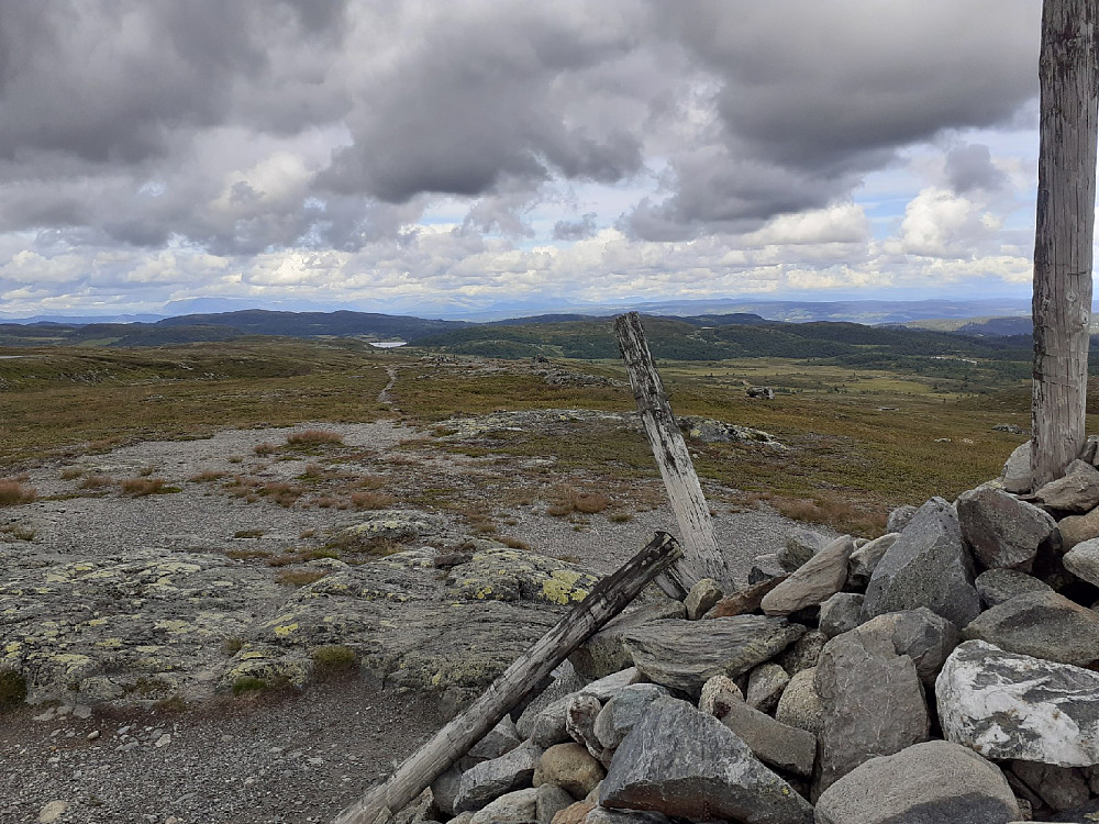 Utsikt fra toppen, et ganske flatt fjell, dette. Skyene gjorde at det ikke ble så veldig varmt, i alle fall. Bildet er tatt mot Makalaus og Søndre Fjellstølen, men det er jo omtrent håpløst å se...