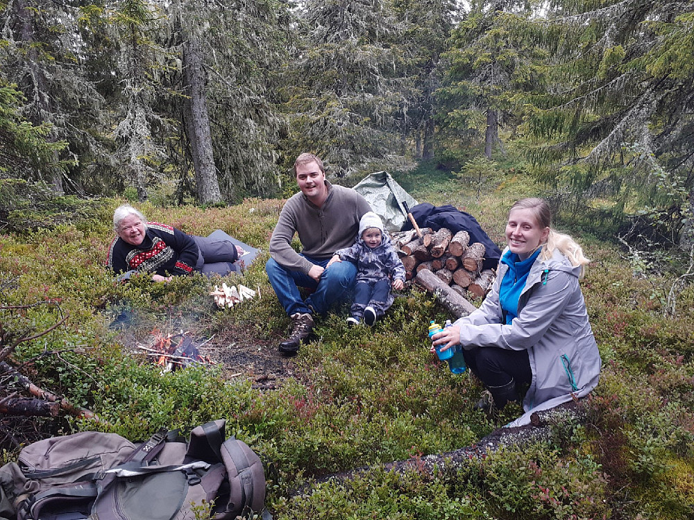 Tidlig bålfyring med barnebarnet. Plukking av flere typer bær.