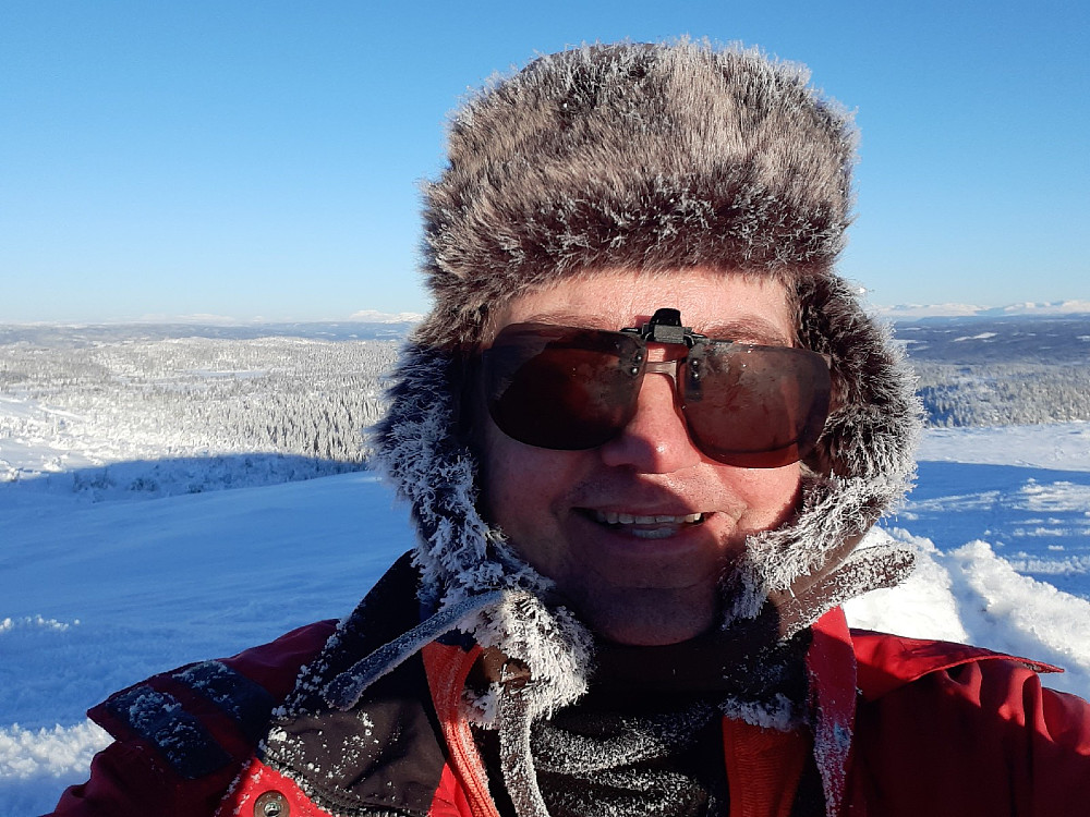 Tok den varmeste lua i dag. Anette har forbedret plagget ved å montere borrelås. Da slipper jeg å fikle med knuter oppunder haka og bare fingre.