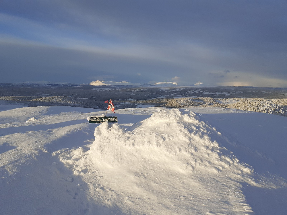 Flott lys på toppen, blant annet over Skogshorn.