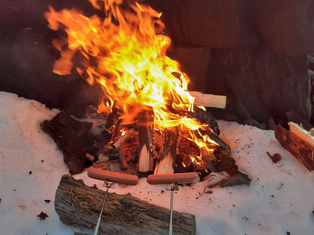 Tyriveden brenner heftig, og gir en helt spesiell lukt, som jeg elsker.