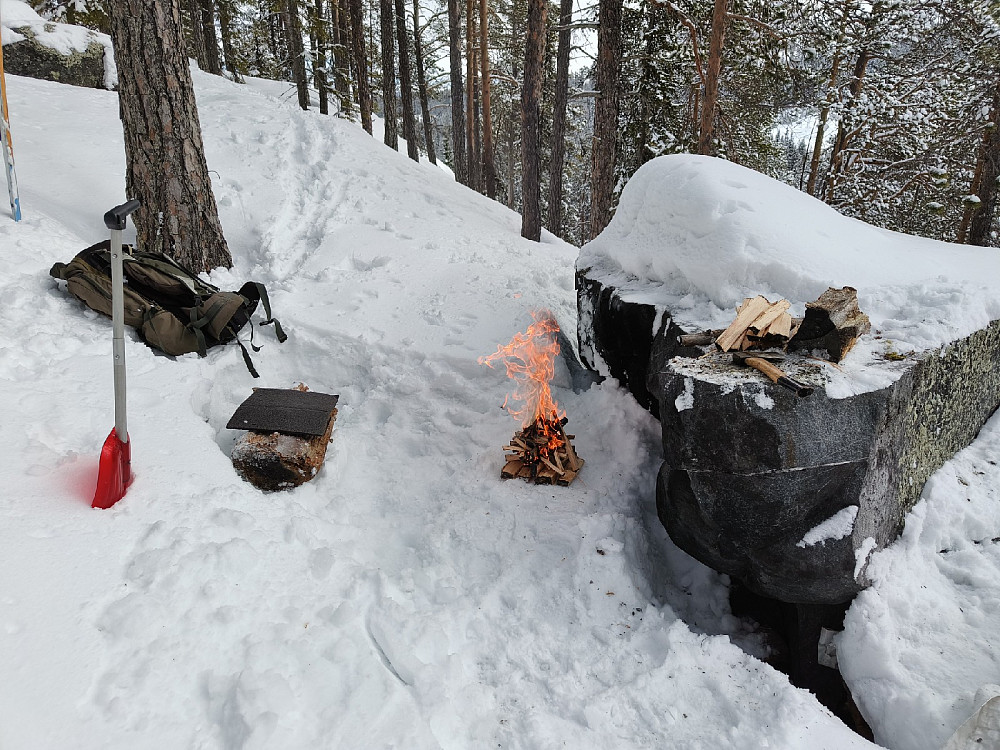 Flammene begynner å fatte. Den digre le-steinen min ble midlertidig hoggestabbe...og i passe høyde var den også.