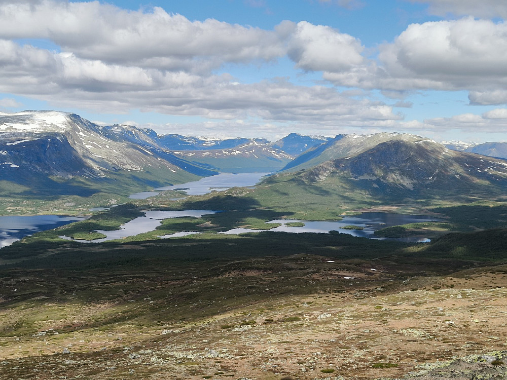 Utsyn over Smådalen fra toppen, flankert av Gråskarvet til venstre og Gilafjellet til høyre.