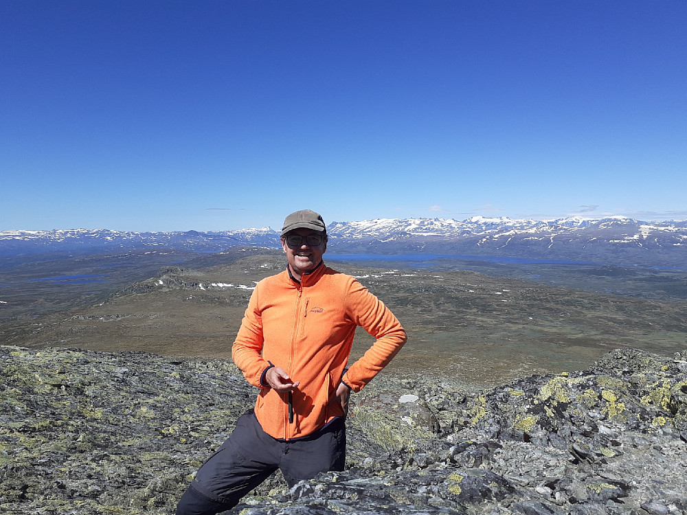 Fått meg en liten fjernkontroll, der jeg på avstand kan ta bilde med mobilen, som er satt på en liten tripod. Kjekke saker.
