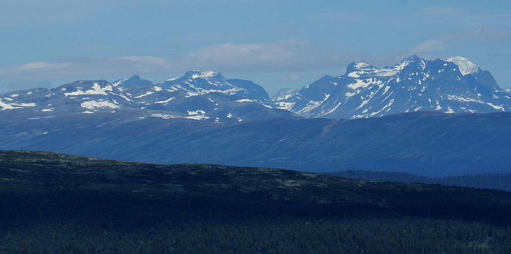 Jotunblikk, med bl.a. Torfinnstindene i forgrunnen t.h.