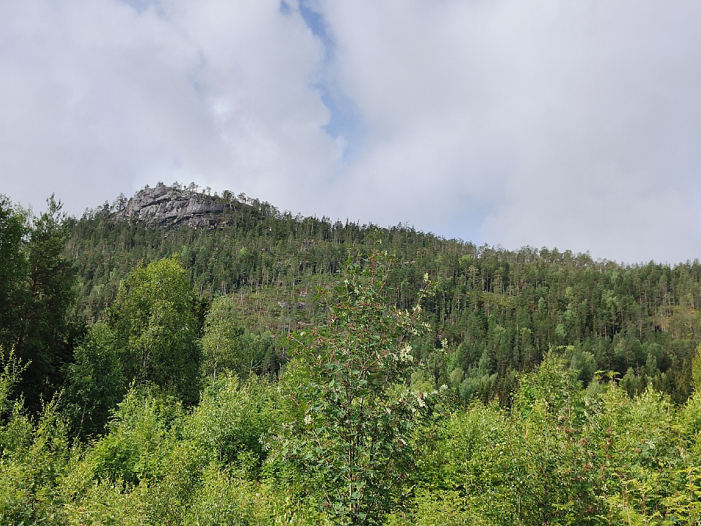 Fra p-plassen opp mot utsiktspunktet på Kristiansmokollen.