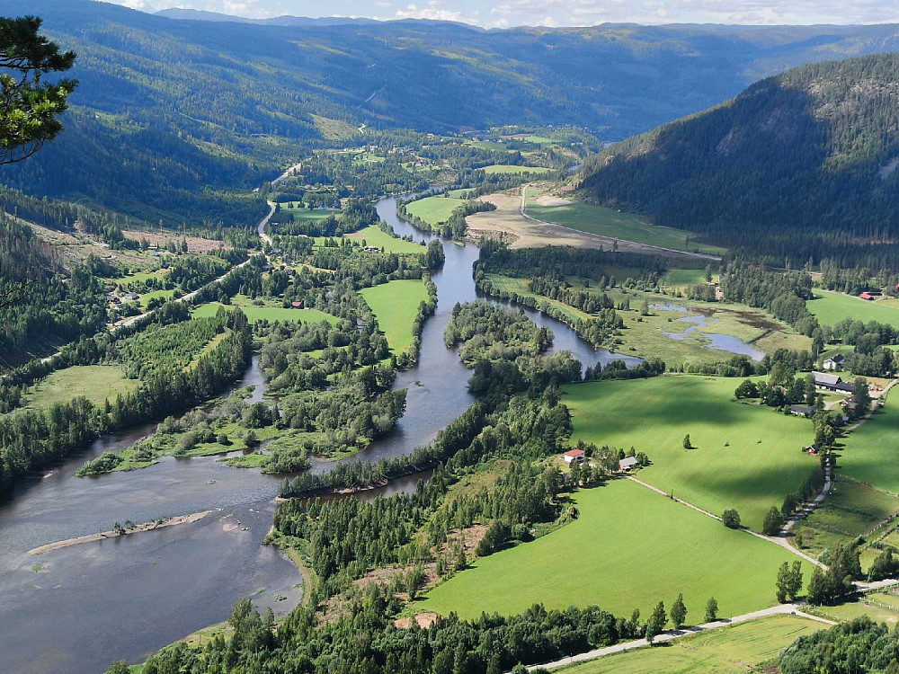 Fint utsiktspunkt vestover dalen; Tollefsrud.