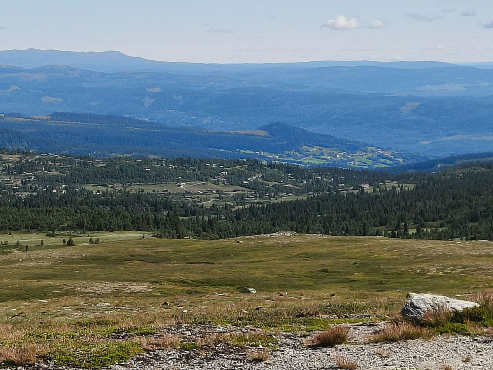 4x zoom mot Søre Fjellstølen og Reinli. Oppdaget her at jeg kan zoome mer enn 2x med kameraet på mobilen min. Det var ukjent for meg, men zoominga er kanskje digital, så bildestørrelsen avtar - eller blir mindre skarp (?)