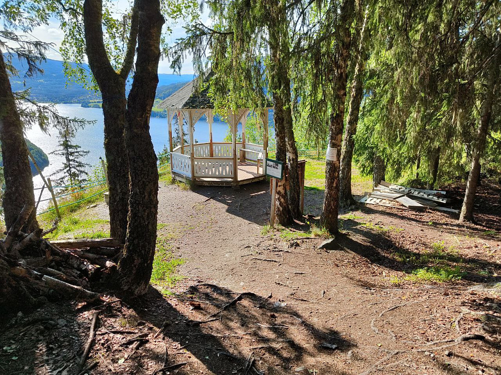 Forseggjort sted dette, med kikkert også.