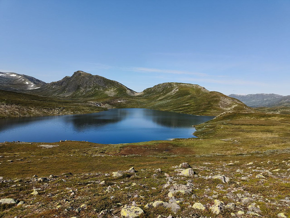 Toppene kom til syne litt etter jeg hadde passert Sendebottjernet. Store til venstre.