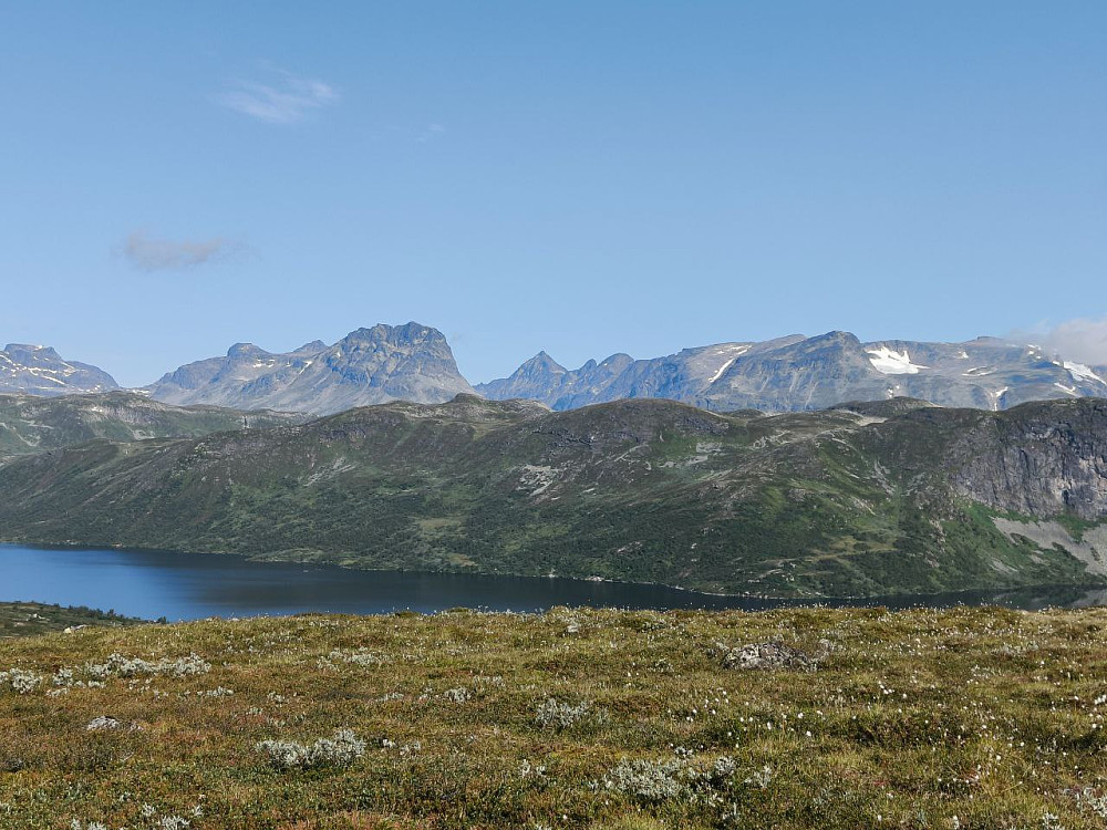 Særlig var utsikten mot Torfinnstindene flott. (Noe til venstre i bildet) "Pyramiden" i senter er Store Knutholstinden.