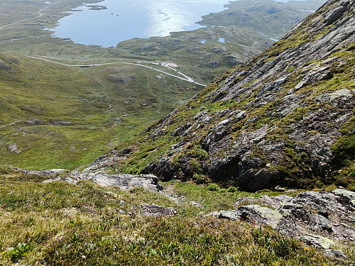 En time siden jeg startet fra bilen, og det antatte vanskeligste punktet var overstått. Tok en pust i bakken, og knipset et par bilder. Her den letteste delen, noe i overkant av svaene, som befinner seg nede til venstre. Parkeringen og den hvite varebilen min så jeg langt der nede.