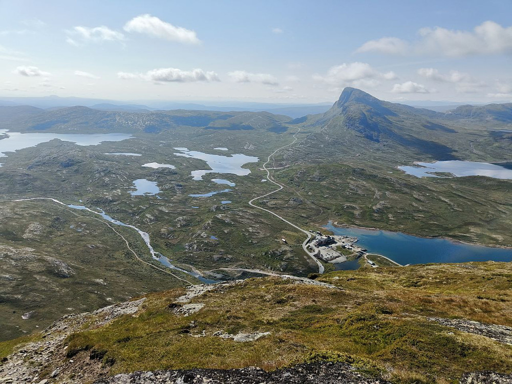 Flott utsikt fra sørtoppen på Synshorn, nesten der via ferrataen kommer opp. Bitihorn ruver.