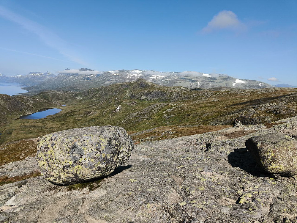 Mange som hadde fint vær i Jotunheimen i dag! Litt skyer kledelig foran Torfinnstindene. I forgrunnen Heimre Fagerdalshø, som jeg elegant droppet i dag.
