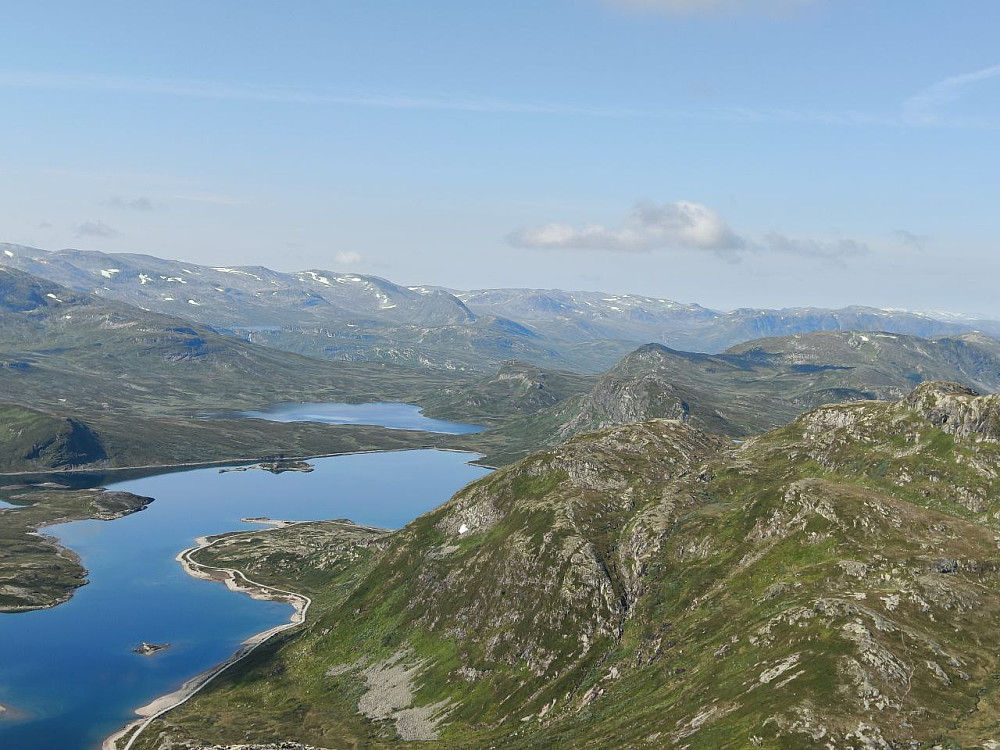 Jeg ville heller ha med meg Kongsliknuppen i vest, og etter å ha plukket med med hovedtoppen på Synshorn, skar jeg nedover i terrenget, og spiste lunsj nede ved elva i Fagerdalen.