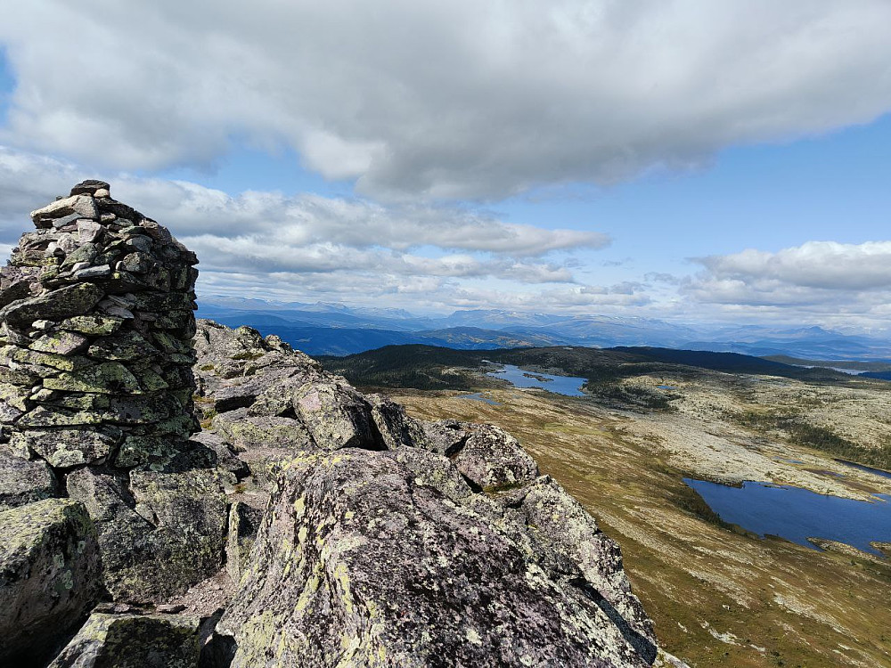 Toppen av Skarvemellen er passert - ser tilbake (vest).