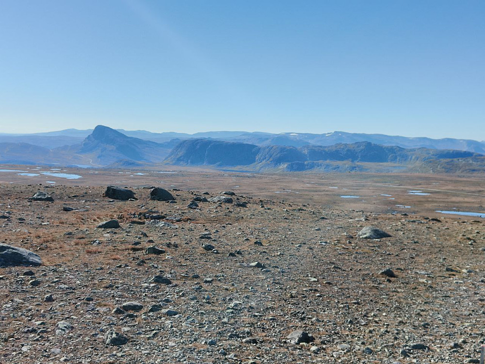 Fra toppen av Fisketjernnuten mot Bitihorn. Gikk i shorts på denne turen!