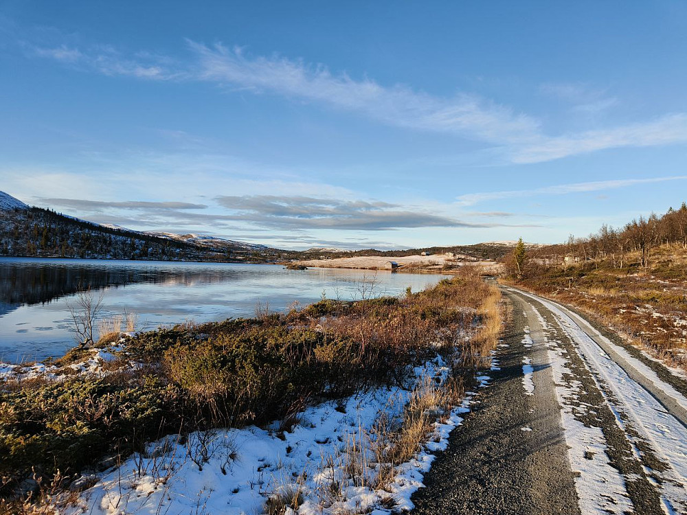 Nettopp passert parkeringa på Nordre Fjellstølen, med Store Sangin til venstre.