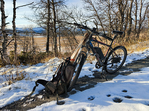 Det ble ganske fullt av stolper i sekken etter hvert, og noe krevende å sykle.