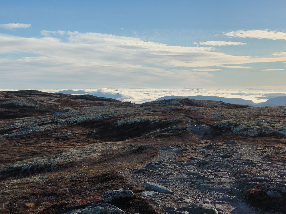 Tåka lå over sørlige Valdres. Kunne så vidt skimte tårnet på Kjeldeknatten.