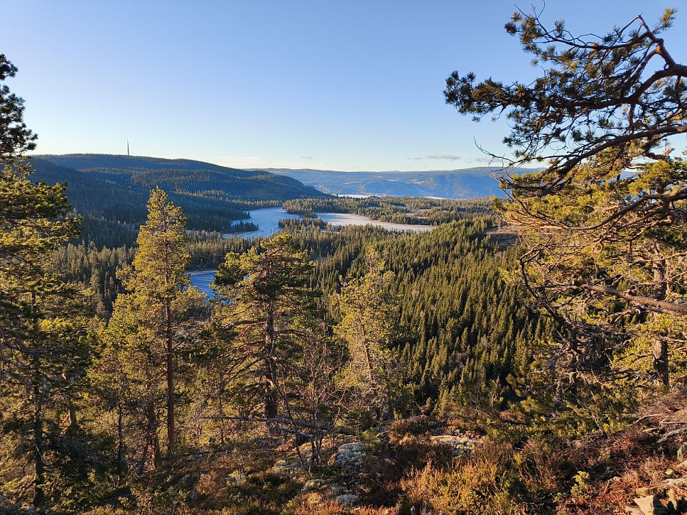 Deilig å sitte i sola og fyre, mot Kjeldeknatten.
