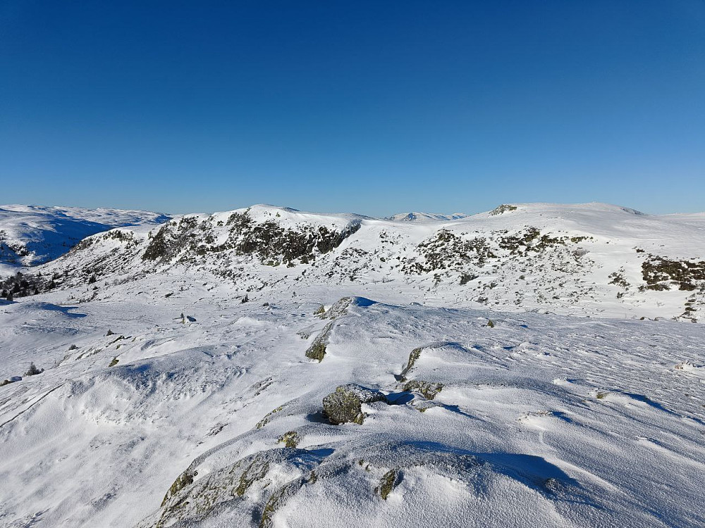 Langehallfjellet tok seg ikke så verst ut fra østtoppen (1162 moh), som jeg oppretta som grønn nål i dag.