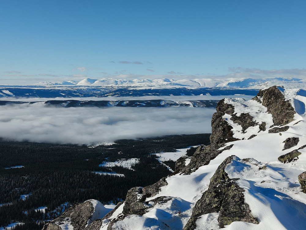 Mot Hemsedalsfjell og Skogshorn. Skyene lå fortsatt ganske tett nedi dalen.