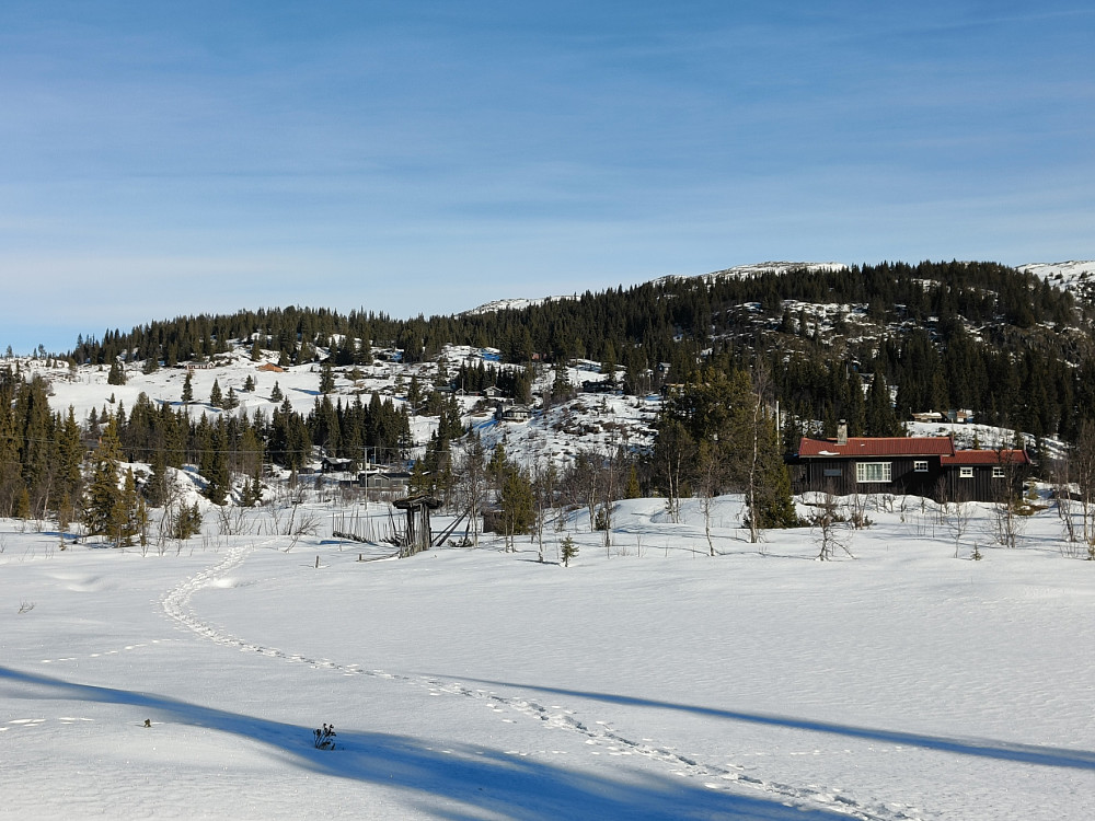 På vei over Engatjernet mot lia opp mot Binnhovdknatten. Perfekt vær og føre så langt, men alt oppi lia begynte det å kladde litt. Det er jo noe av sjarmen med varmen...
