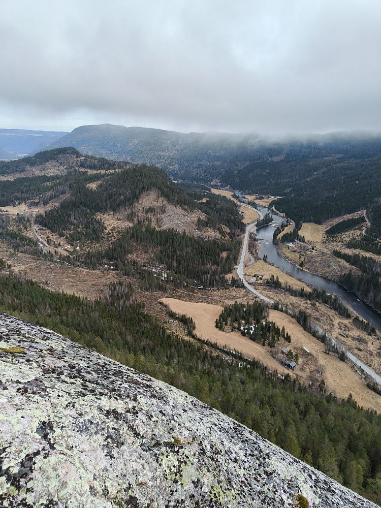 Hesjabakkollen og E16 i Begnadalen.