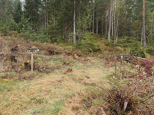 Øverst i enden av Gjerrudvegen, sto dette skiltet, og fra nå av gikk det greit på stier innover og oppover i skogen.