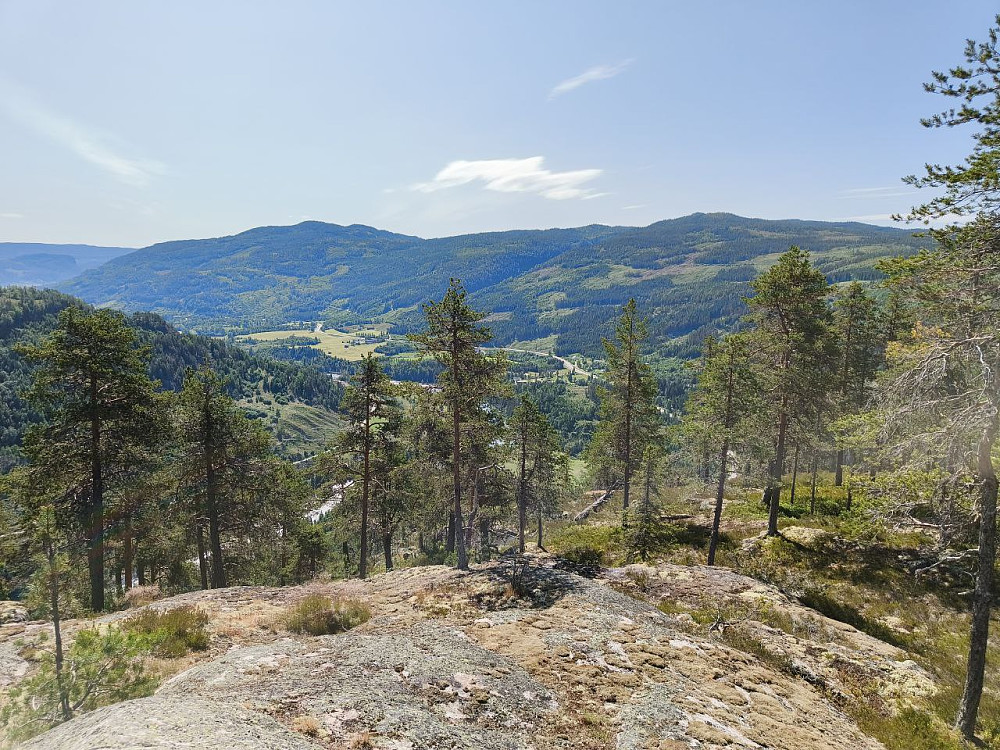 Nær toppen, mot Skurveknatten og Jennlisfjellet. Tollefsrud i Begnadalen nedi "gryta", der det alt var godt og varmt i dag.