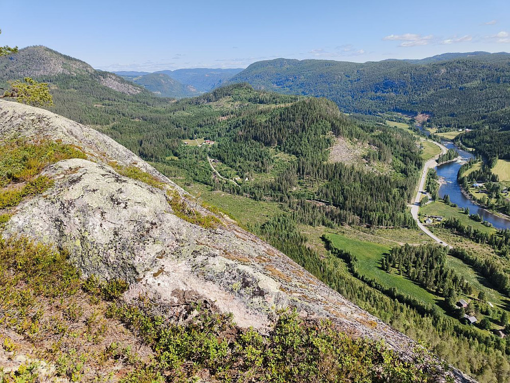 En av de fineste utsiktspunktene sør i dalen, mener jeg. E16 sees der nede. Hesjabakkollen sentralt i bildet.