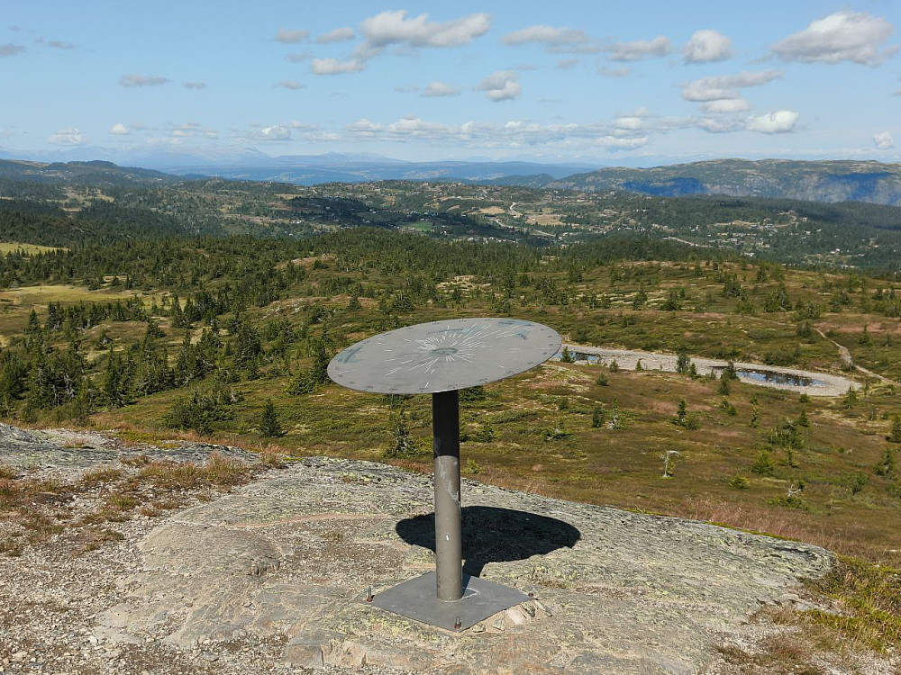 Sikteskiva på toppen av Ølnessæterfjell.