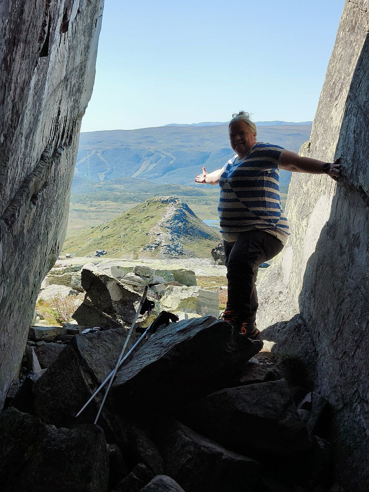 I åpningen til grotta med Smørkollen i bakgrunnen.