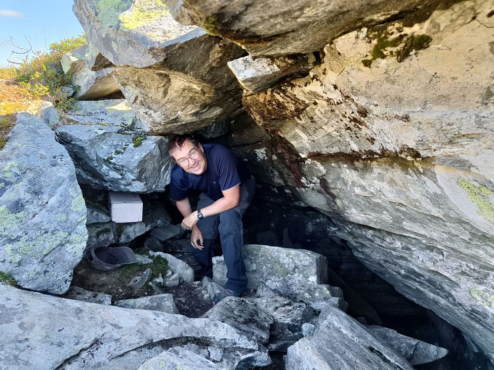 Ved utgangen av grotta oppe ved toppen. (Jeg gikk ikke igjennom hele grotta, altså.)