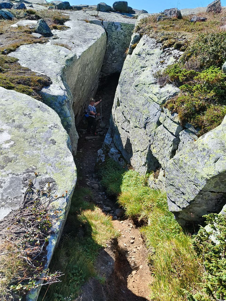 Hvor vi først TRODDE grotta var oppe ved toppen. Her er det også mulig å åle seg et par meter igjennom til en utgang, men dette er ikke grotta vi egentlig lette etter.