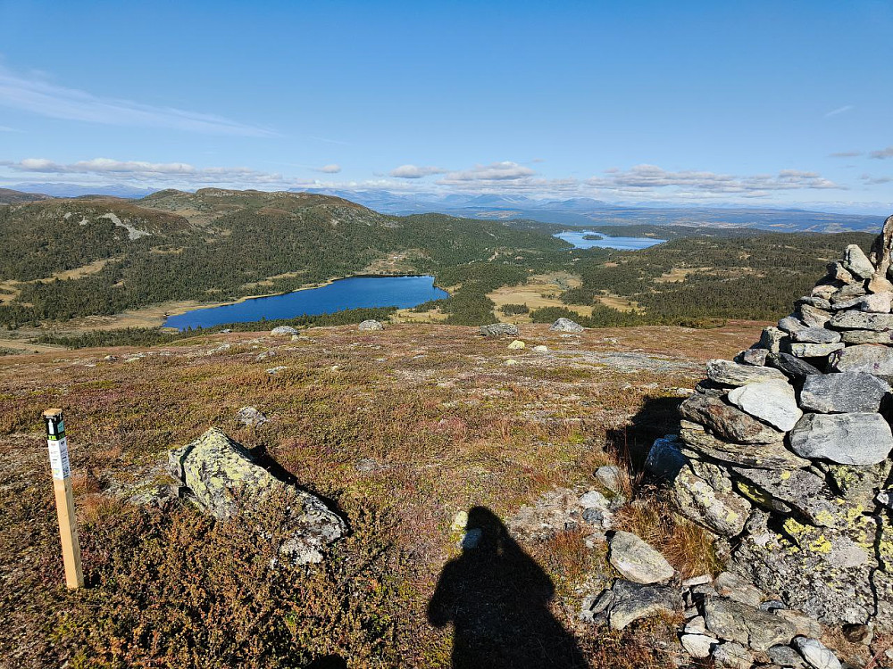 En sort stolpe sto helt utpå ryggen i vest, og innbød til å legge returen rett ned i terrenget til Piltingsrud i vest. Men det viste seg å gå et tråkk ned dit. Kjekt å følge.