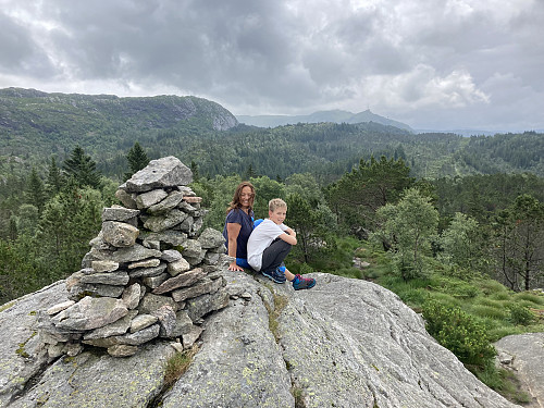 Sandviksfjellet stikker så vidt opp over skogen, og byr på en fin utsikt i alle retninger